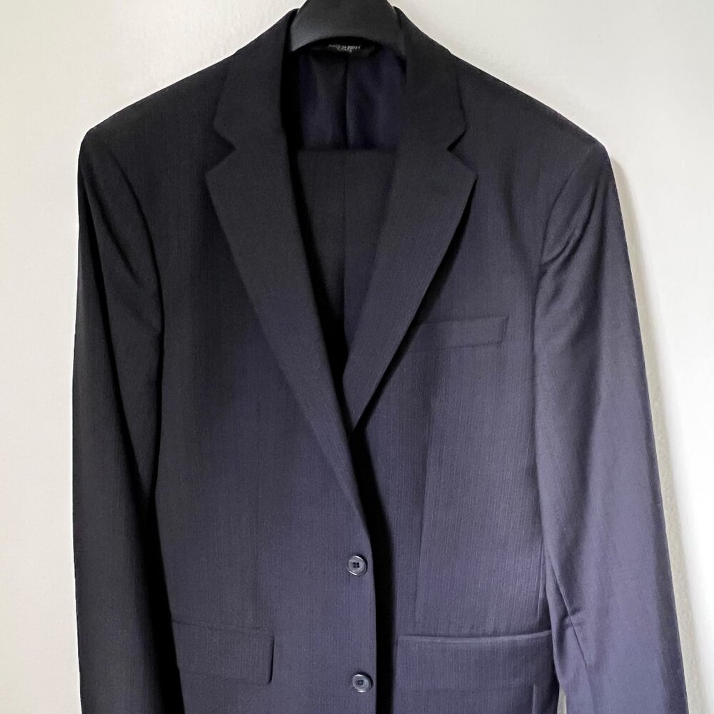 Banana Republic Men's Suit 40R in navy blue - 100% wool.